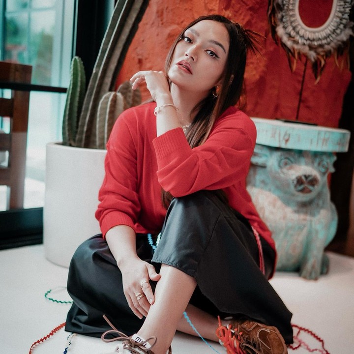 <p>Siti terlihat sudah kembali langsing usai lima bulan melahirkan anak keduanya. Ia berhasil menurunkan berat usai melahirkan anak keduanya. (Foto: Instagram @sitibadriahh)</p>