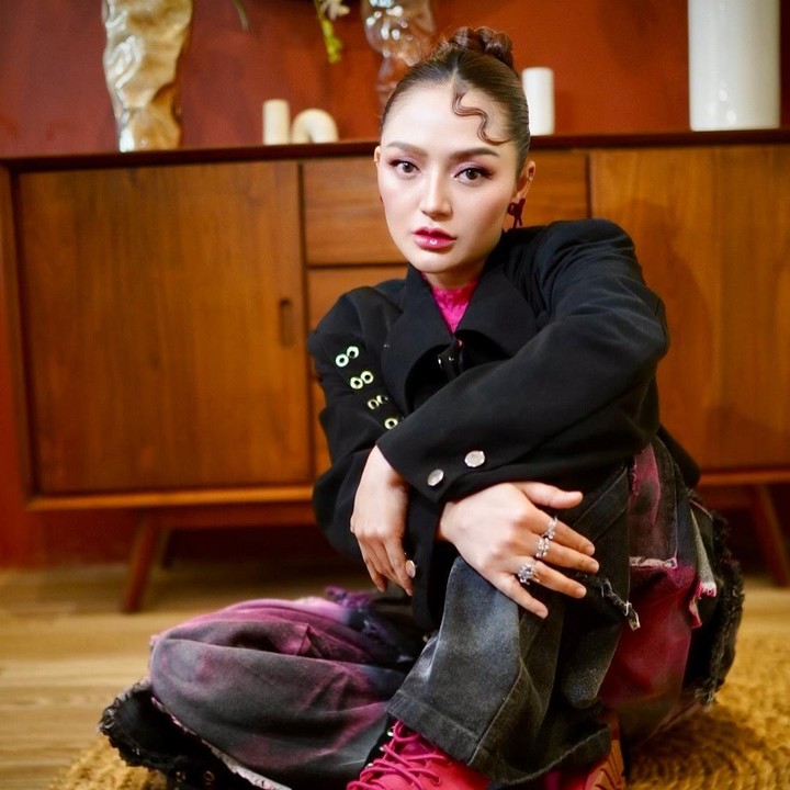 <p>Selain kembali langsing, aura Siti yang makin cantik usai melahirkan juga menjadi perbincangan netizen. Banyak netizen memuji penampilan Siti setelah menjadi Bunda dua anak. "@sitibadriahh <em>massyaallah</em> cantik sekali kak," tulis akun @pa***. "<em>Mommy</em> Sibad, cantik," ungkap @yu***. (Foto: Instagram @sitibadriahh)</p>