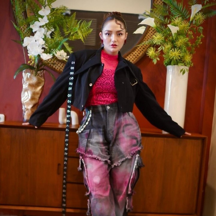 <p>Setelah melahirkan, Siti Badriah sudah kembali aktif tampil di panggung, Bunda. Baru-baru ini, Siti tampil energik mengisi acara. Perempuan 33 tahun ini mengenakan baju bernuansa warna merah muda terang yang dipadukan dengan jaket<em> crop top</em> hitam dan celana <em>jeans fashionable.</em> (Foto: Instagram @sitibadriahh)</p>