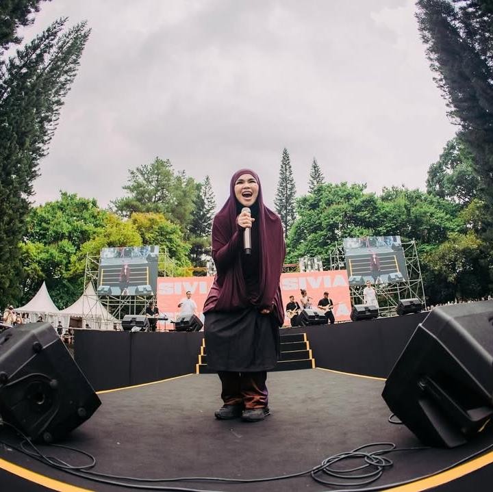 <p>Hal tersebut diketahui dari beberapa momen yang dibagikan langsung oleh Sivia di akun Instagram pribadinya. &ldquo;Manggung di <em>@pasarseniitb</em> serunya MasyaAllah,&rdquo; tulis Sivia, dikutip dari laman Instagram <em>@siviazizah,</em> Selasa (21/10/2025).&nbsp;(Foto: Instagram@siviazizah)</p>