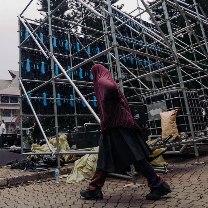 <p>Meskipun demikian, ia tetap tampil kece dengan suara merdu yang dinantikan para penonton, terutama para penggemarnya. Penampilan sang artis bahkan menuai pujian publik, lho, Bunda.&nbsp;(Foto: Instagram@siviazizah)</p>