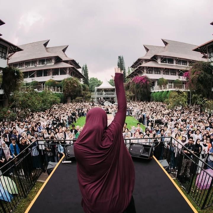 <p>Sivia Azizah termasuk salah satu penyanyi yang tampil dalam acara Pasar Seni ITB yang berlangsung pada 18-19 Oktober 2025. Sang artis yang mengenakan busana muslim pun berhasil menjadi sorotan. (Foto: Instagram@siviazizah)</p>