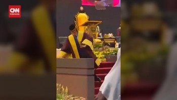 VIDEO: Detik-detik Sultan Brunei Jatuh saat Ikut Acara Wisuda
