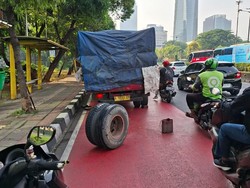 Truk Gangguan di Jl Gatot Subroto Jaksel, Lalin Tersendat