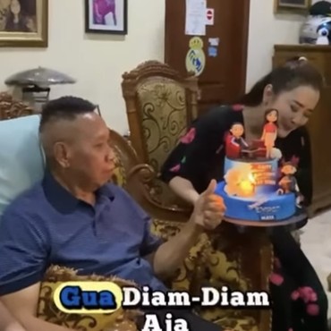 6 Momen Haru Tukul Arwana Tiup Lilin Ulang Tahun ke-62 dengan Mata Berkaca-kaca