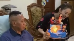6 Momen Haru Tukul Arwana Tiup Lilin Ulang Tahun ke-62 dengan Mata Berkaca-kaca