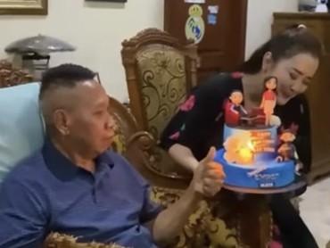 6 Momen Haru Tukul Arwana Tiup Lilin Ulang Tahun ke-62 dengan Mata Berkaca-kaca