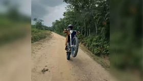 Aksi Walkot Pekanbaru Ngegas dan Wheelie Naik Motor Trail Saat Kunker