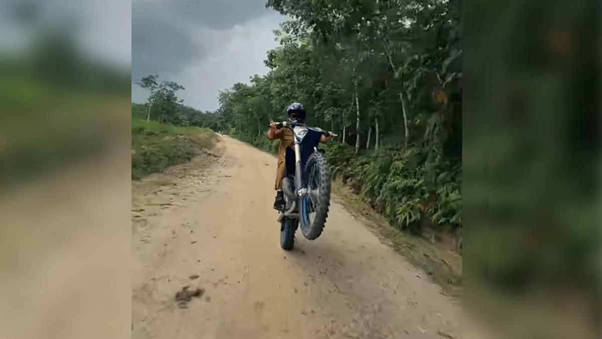 Aksi Walkot Pekanbaru Ngegas dan Wheelie Naik Motor Trail Saat Kunker