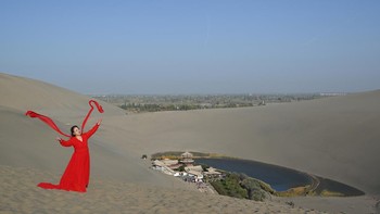 FOTO: Kecantikan Mata Air Bulan Sabit yang Memukau di Gunung Mingsha