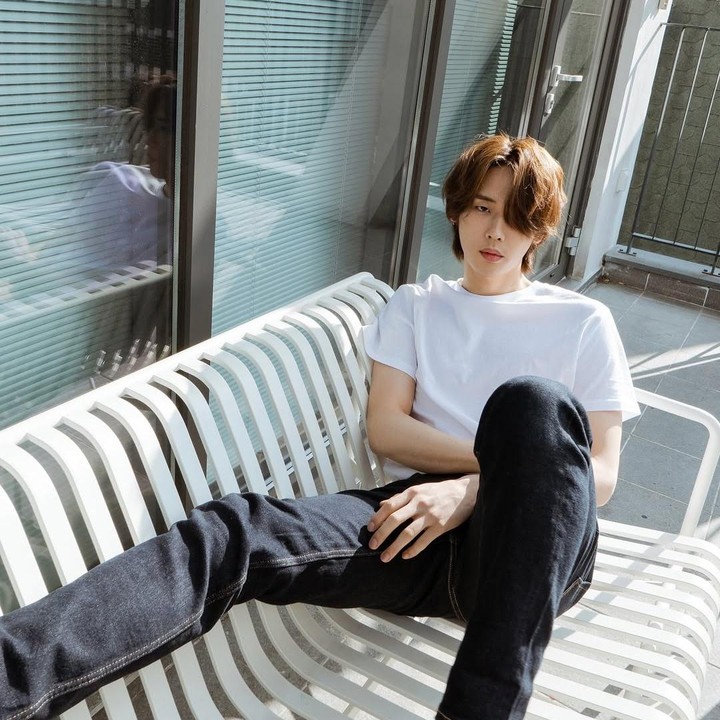 <p>Park Jung yang mengawali karier di dunia hiburan pada 2017 juga berada di bawah naungan VARO Entertainment. Ia diketahui telah beradu akting dalam beberapa drama populer, seperti <em>Hospital Playlist, Love Playlist,</em> hingga <em>20th Century Girl.&nbsp;</em>(Foto: Instagram@varoent_official)</p>