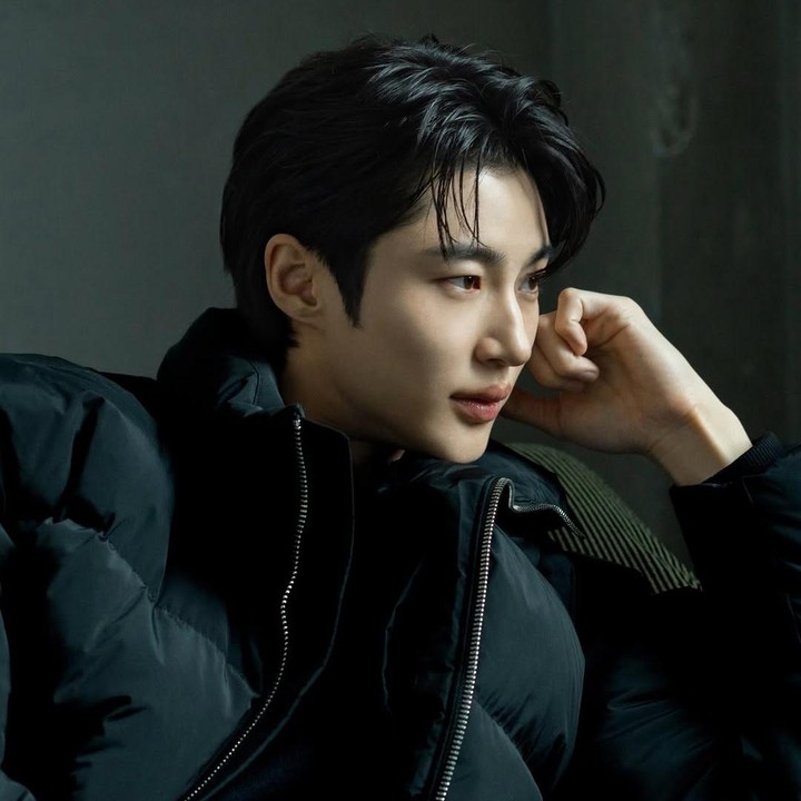 <p>Byeon Woo Seok dikenal sebagai salah satu aktor tampan asal Korea yang berhasil meningkatkan popularitasnya lewat drama Korea <em>Lovely Runner.</em> Pria yang mengawali debutnya di dunia hiburan sebagai model itu berada di bawah naungan VARO Entertainment sejak 2020.&nbsp;(Foto: Instagram@varoent_official)</p>