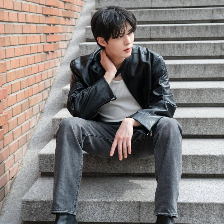<p>Aktor tampan Ji Min Seo juga masuk agensi VARO Entertainment. Ia diketahui baru memulai debutnya pada 2025 dengan beradu akting lewat drama Korea <em>Something Is Not Right.&nbsp;</em>(Foto: Instagram@varoent_official)</p>