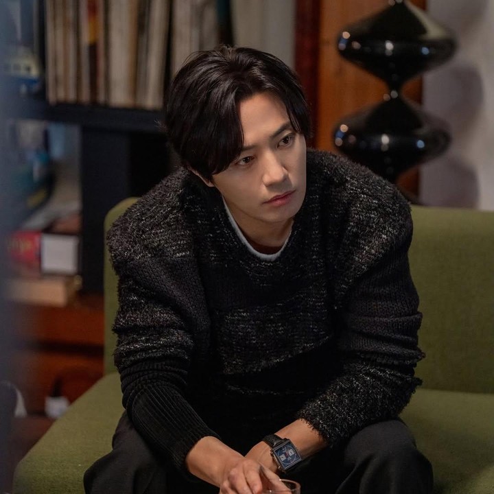 <p>Bunda yang pernah menonton drama <em>Descendant of the Sun</em> mungkin sudah tidak asing lagi dengan aktor yang satu ini, bukan? Jin Goo yang berperan sebagai Seo Dae Young dalam drama tersebut termasuk salah satu aktor yang kini berada di bawah naungan Varo Entertainment. Pria 45 tahun ini diketahui menandatangani kontrak dengan VARO Entertainment pada Desember 2020. (Foto: Instagram@varoent_official)</p>