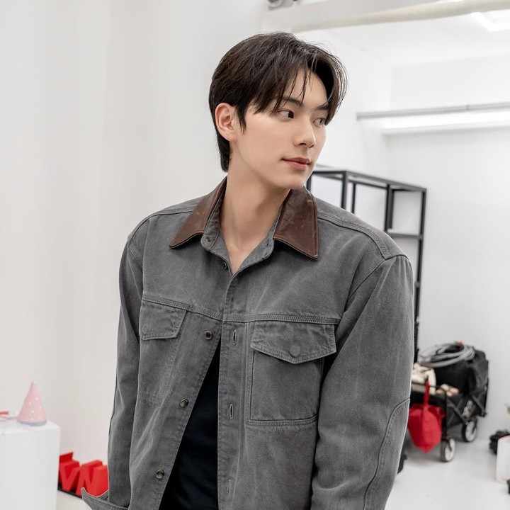 <p>Lee Chae Min yang kini tengah menjadi aktor populer yang paling sering dibicarakan juga masuk agensi yang sama dengan Byeon Woo Seok. Namanya kini tengah naik daun berkat perannya sebagai Raja Yi Heon dalam drama Korea <em>Bon Appetit, Your Majesty.&nbsp;</em>(Foto: Instagram@varoent_official)</p>