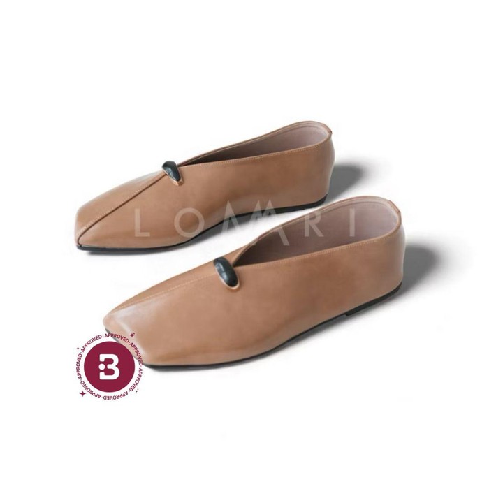 Alpha Series menghadirkan ujung sepatu yang berbentuk persegi, memberikan kesan modern dan sophisticated. Aksen warna emas sederhana di bagian tengah membuat flat shoes ini membuatnya tampil elegan.