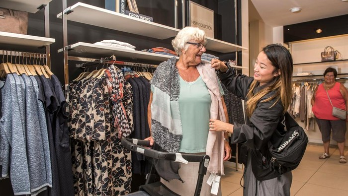 Orang yang attractive bersikap baik dan prososial. Mereka tulus membantu orang lain.