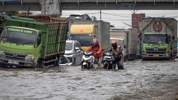 FOTO: Jalan Kaligawe Raya, Jalur Pantura Semarang Banjir