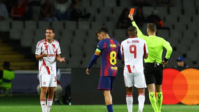 Kronologi Pemain Olympiakos Kartu Merah Usai Diving Pemain Barcelona Pemain Olympiakos, Santiago Hezze harus rela keluar lapangan akibat kartu merah dalam laga lawan Barcelona di ajang Liga Champions, Rabu (22/10).
