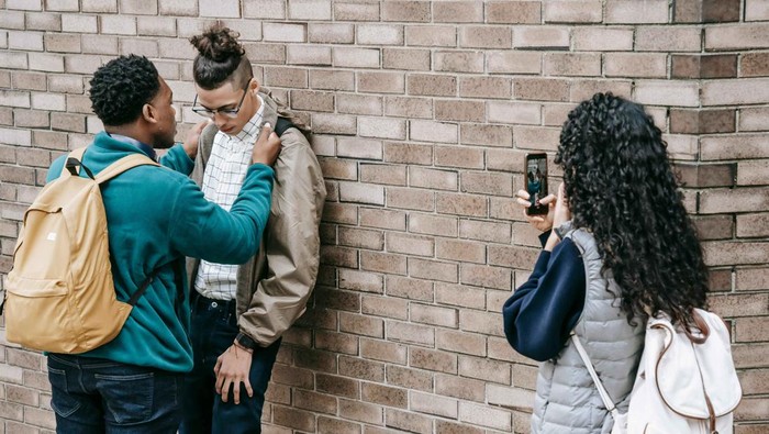 4 Cara Mendidik Anak Supaya Nggak Jadi Pelaku Bullying, Ajarkan Menghargai Orang Lain