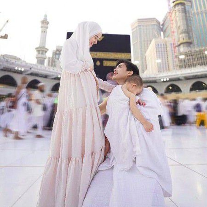 <p>Saat menjalankan ibadah umrah di Tanah Suci pada 2022 lalu, Dinda Hauw membagikan kabar bahagia mengenai kehamilan keduanya, Bunda. Ia mengunggah potretnya bersama sang suami dan putra pertamanya di depan Ka'bah di Mekkah. &ldquo;<em>Bismillah</em>... tadinya belum mau posting karna masih kecil tapi karna udah ada yang bocorin duluan di TikTok dan jadi banyak banget yang nanya, yaudah semoga bisa menambah doa-doa dari teman teman semuanya. ADIK NYA SHAKA IS <em>COMING SOON</em> he he he,&rdquo; tulis Dinda lewat Instagram. Beberapa bulan kemudian, tepatnya pada Maret 2023, Dinda melahirkan anak keduanya yang diberi nama Arashkaba Muhammad Mbayang. (Foto: Instagram @dindahw)</p>