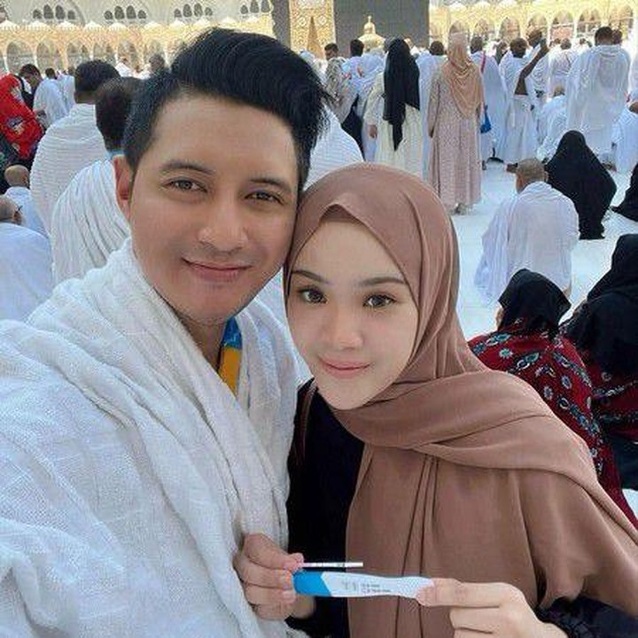 <p>Dea Sahirah, istri aktor Chand Kelvin, mengumumkan kabar kehamilan pertamanya saat berada di Mekkah, Bunda. Bersama sang suami, ia membagikan potret berlatar Ka'bah yang menjadi momen yang indah dalam perjalanan spiritual mereka. Pasangan yang menikah pada 7 Juli 2024 itu juga memperlihatkan hasil <em>test pack</em> positif sebagai tanda kebahagiaan mereka. &ldquo;<em>Alhamdulillah</em> bahagianya jadi berkali-kali lipat, dan sekarang udah masuk ke trimester 2 kehamilan. Sehat-sehat ya istri dan anakku,&rdquo; tulis Chand lewat unggahannya di Instagram. Pada 14 Mei 2025, Dea melahirkan putra pertama mereka yang diberi nama Ahmad Cadmael Dalsher Chandegra. (Foto: Instagram @chand_kelvin)</p>