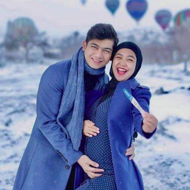<p>Ria Ricis juga sempat membagikan kabar bahagia kehamilan pertamanya saat berada di luar negeri, Bunda. Pada Maret 2022, ia mengumumkan kehamilannya saat sedang berlibur ke Cappadocia, Turki. Dalam unggahannya, Ricis tampak berpose bersama mantan suaminya, Teuku Ryan, sambil memperlihatkan hasil <em>test pack</em> positif. Beberapa bulan kemudian, tepatnya Juli 2022, Ricis melahirkan putri pertamanya yang diberi nama Cut Raifa Aramoana. (Foto: Instagram @riaricis1795)</p>