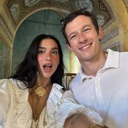 Bak Film Romantis, Ini Kisah Pertemuan Manis Dua Lipa dan Callum Turner: Berawal dari Baca Buku!