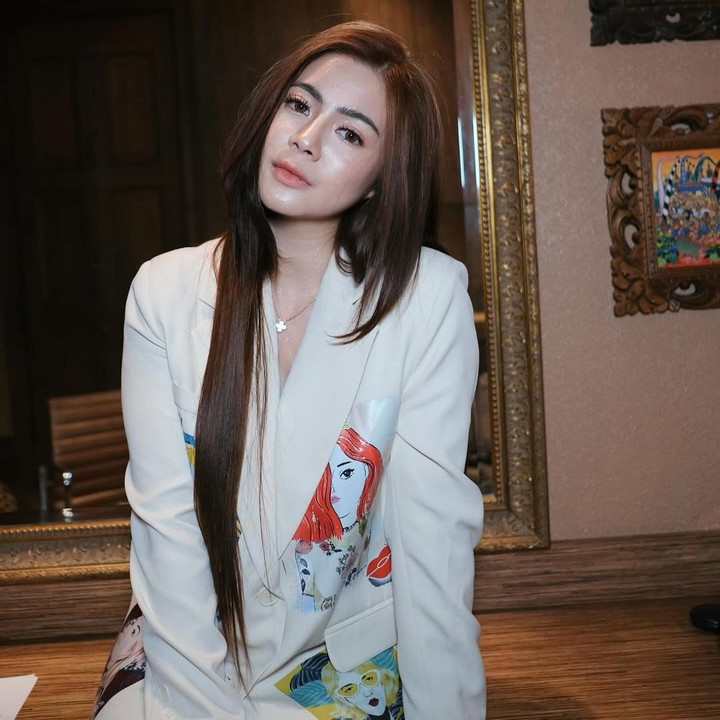 <p>Ada yang berbeda dari penampilan aktris Felicya Angelista. Bunda dua anak ini terlihat lebih langsing dan fresh dalam potret terbaru yang dibagikan ke media sosial. (Foto: Instagram @felicyangelista_)</p>