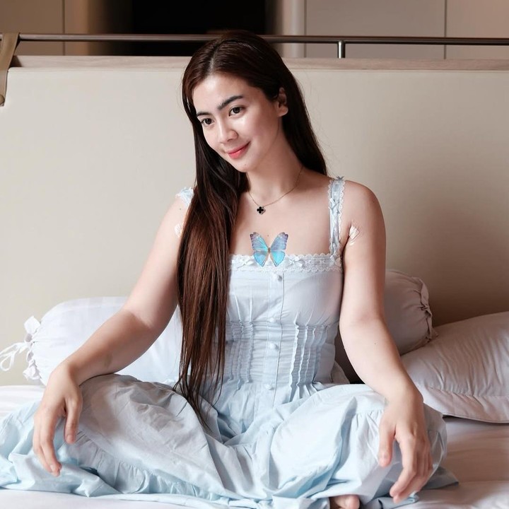<p>Beberapa waktu lalu, Felicya mengungkap alasannya menajalani Lams untuk memangkas lemak tubuh. Istri aktor Caesar Hito ini ternyata sempat merasa insecure dengan tubuhnya. Felicya sudah berusaha mengilangkan lemak tubuh dengan olahraga, namun tak kunjung berhasil hingga memutuskan untuk menjalani Lams. "Selama beberapa tahun ini, aku melakukan banyak olahraga dan diet.<em> Thanks God</em> berat badanku turun, tapi belum mencapai berat badanku yang ideal. Sampai akhirnya aku memutuskan untuk Lams," ungkapnya. (Foto: Instagram @felicyangelista_)</p>