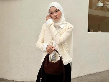 img-title Jadi Influencer Busana Muslim, 7 Gaya Hijab Jule Istri Daehoon Stylish yang Kini Disorot