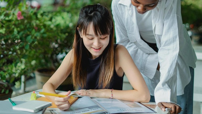 Orang yang attractive memiliki growth mindset. Mereka mau belajar dan bisa menerima feedback dengan baik.