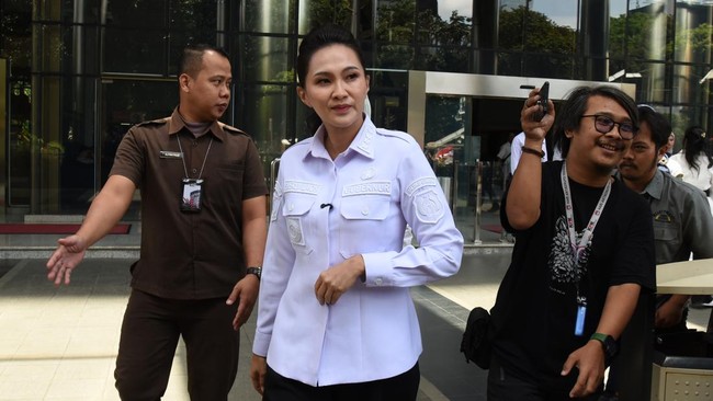 Gubernur Maluku Utara Sherly Tjoanda (tengah) berjalan usai melakukan pertemuan di Gedung Merah Putih KPK, Jakarta, Rabu (22/10/2025). Pertemuan Gubernur Maluku Utara Sherly Tjoanda dengan Plt Direktur Korsup Wilayah V KPK tersebut di antaranya berko
