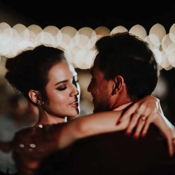 <p>Dalam unggahan lain, Hamish <em>memposting</em> foto kemesraannya dengan sang istri. Hamish menuliskan caption tentang pernikahan yang kembali menjadi sorotan belakangan ini. "Tidak ada pernikahan yang mudah. Apalagi 7 tahun bersamaku! Terima kasih sudah menjagaku. Sahabat terbaikku di saat senang dan tim pendukungku di saat susah.<em> Happy anniversary</em>, sayang. Mencintaimu tanpa henti," tulis pria 45 tahun ini. (Foto: Instagram @hamishdw)</p>