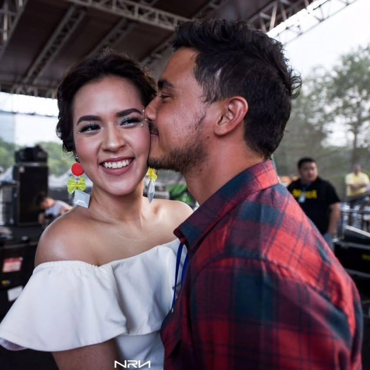 <p>Di postingan ini, Raisa turut meninggalkan komentar. Pelantun lagu <em>Teka-teki</em> ini mengungkapkan rasa cintanya pada sang suami. "Wow sudah tujuh tahun saja? Tidak sabar menjalani bagian yang mudah sekarang. Aku cinta kamu sayang, <em>happy anniversary</em> untuk kita berdua," ujar Raisa. (Foto: Instagram @hamishdw)</p>