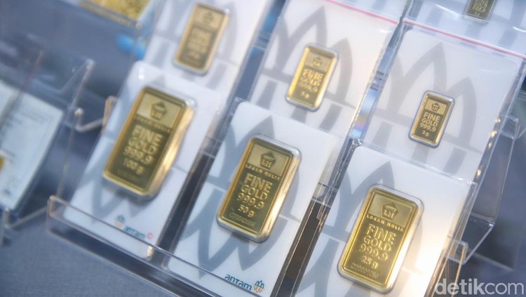 Sejumlah orang melakukan transaksi jual beli emas di Gold Center Cikini&comma; Jakarta Pusat&comma; Rabu &lpar;22&sol;10&sol;2025&rpar;&period;