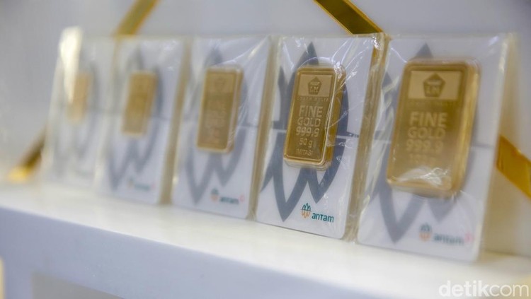 Sejumlah orang melakukan transaksi jual beli emas di Gold Center Cikini&comma; Jakarta Pusat&comma; Rabu &lpar;22&sol;10&sol;2025&rpar;&period;