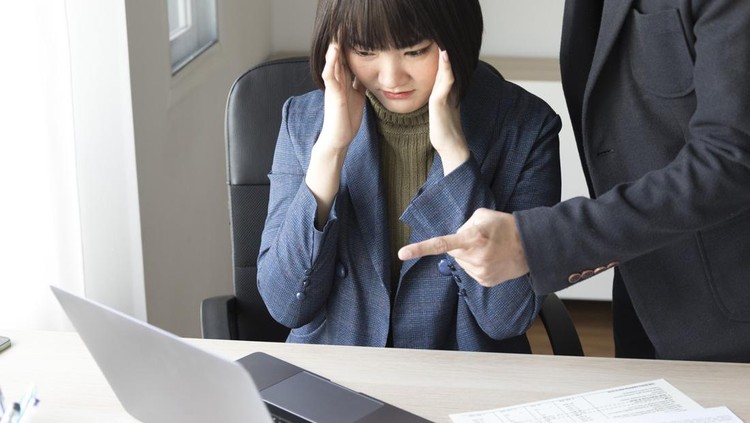 Ilustarsi pekerja manipulatif yang suka gaslighting Business deadline and stressful concept, Upset woman being scolded by boss in modern office.
