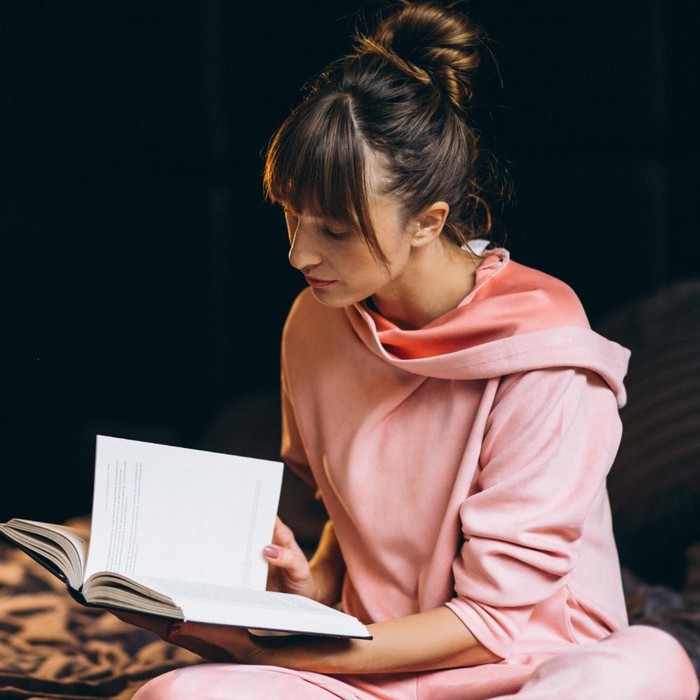 Membaca buku adalah salah satu bentuk self-care yang bisa dilakukan sebagai rutinitas sederhana di akhir pekan. Bukan hanya memberi pengetahuan, tapi setiap lembar buku yang dihayati dapat memberi ketenangan.