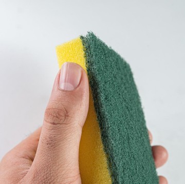 Jangan Salah! 5 Perkakas di Rumah Ini Ternyata Nggak Boleh Dibersihkan Pakai Spons