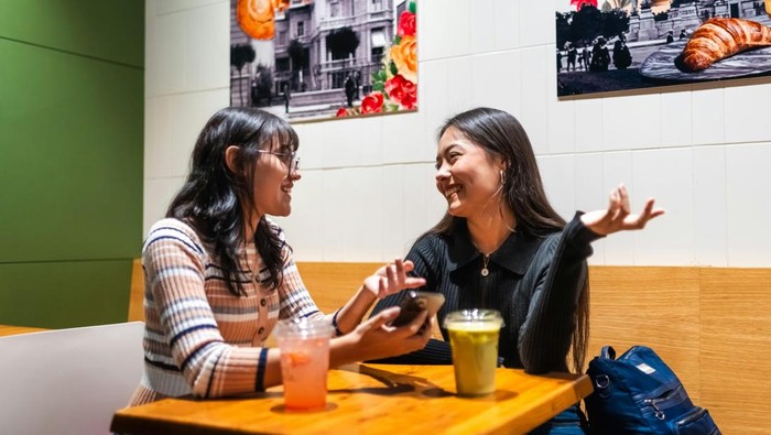 Orang yang attractive memiliki kecerdasan emosional tinggi. Mereka mampu memahami dan mengontrol emosinya.