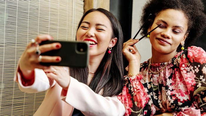 Orang yang attractive punya kepribadian autentik. Mereka tidak takut menjadi diri sendiri.