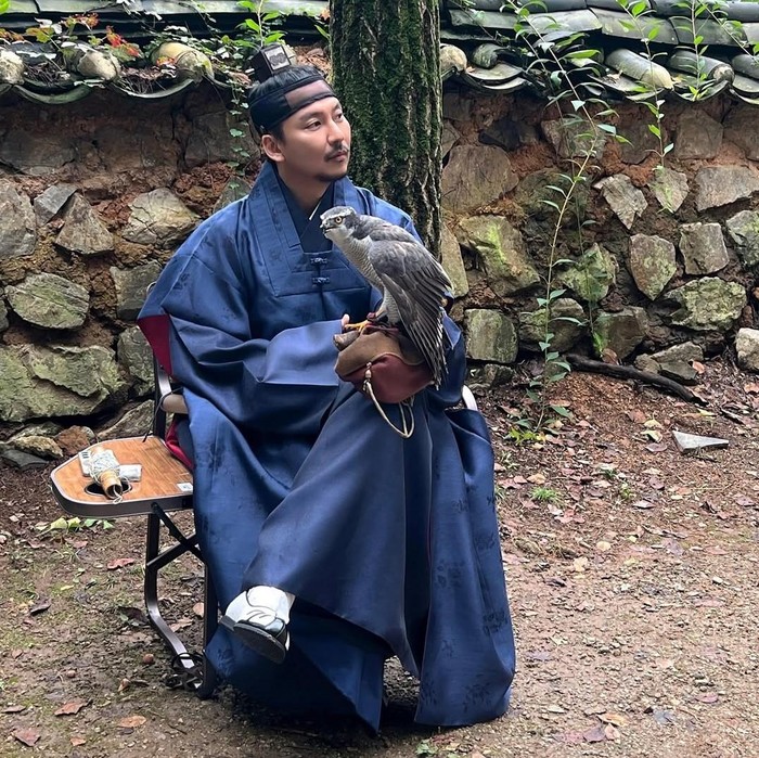 Setelah kerap mengungkap ingin mengambil peran sebagai raja atau pangeran, Kim Nam Gil akhirnya didapuk memerankan Pangeran Suyang dalam film Canvas of Blood.