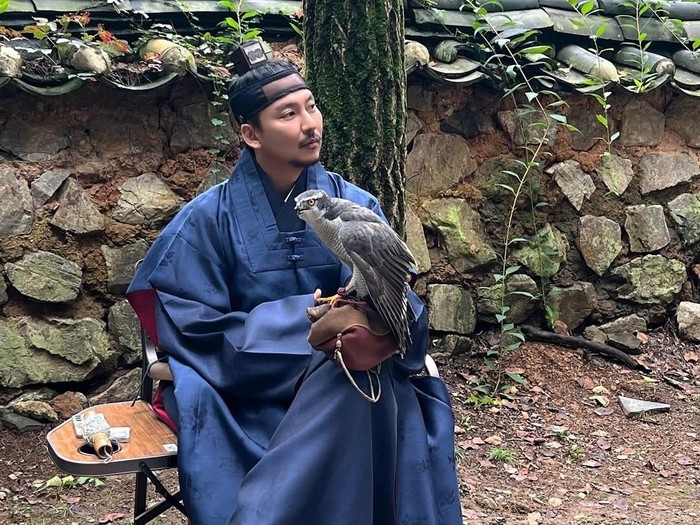 Setelah kerap mengungkap ingin mengambil peran sebagai raja atau pangeran, Kim Nam Gil akhirnya didapuk memerankan Pangeran Suyang dalam film Canvas of Blood.