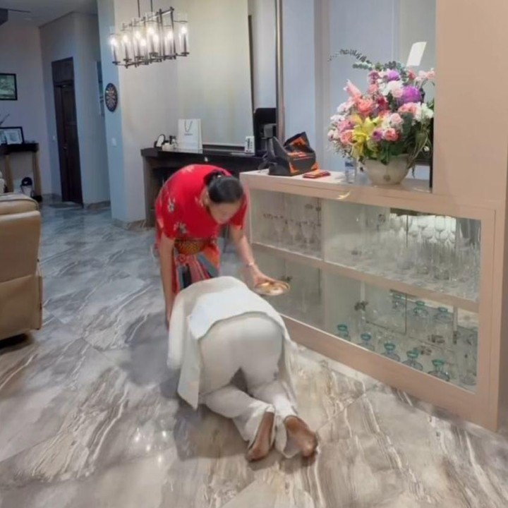 <p>Perempuan 34 tahun ini terlihat mencium kaki sang Bunda yang dilambangkan sebagai penghormatan. &ldquo;Tradisi yang tidak pernah saya tinggalkan dari dulu. Mencium kaki ibu. Penghormatan terbesar atas segala pengorbanannya,&rdquo; tulis Kimmy, dikutip dari laman Instagram <em>@kimmyjayanti,</em> Rabu (22/10/2025).&nbsp;(Foto: Instagram@kimmyjayanti)</p>