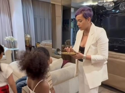 Tradisi ala India yang Masih Dilakukan Kimmy Jayanti, Intip Potretnya Cium Kaki Sang Bunda