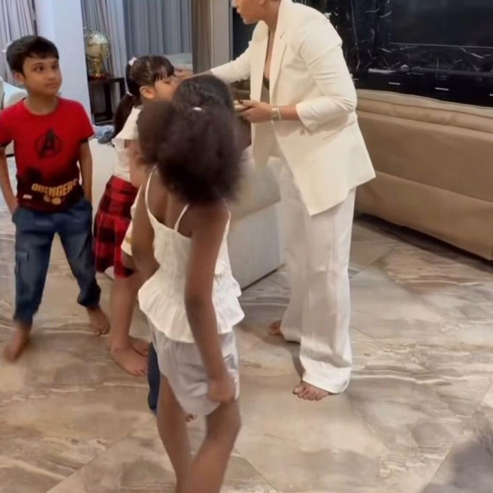 <p>Kimmy membagikan momen saat merayakan Diwali bersama keluarga besarnya di rumah lewat sebuah video yang diunggah di akun Instagram pribadinya. Bahkan, ia juga memperlihatkan tradisi turun-temurun yang tak pernah dilewatkan.&nbsp;(Foto: Instagram@kimmyjayanti)</p>
