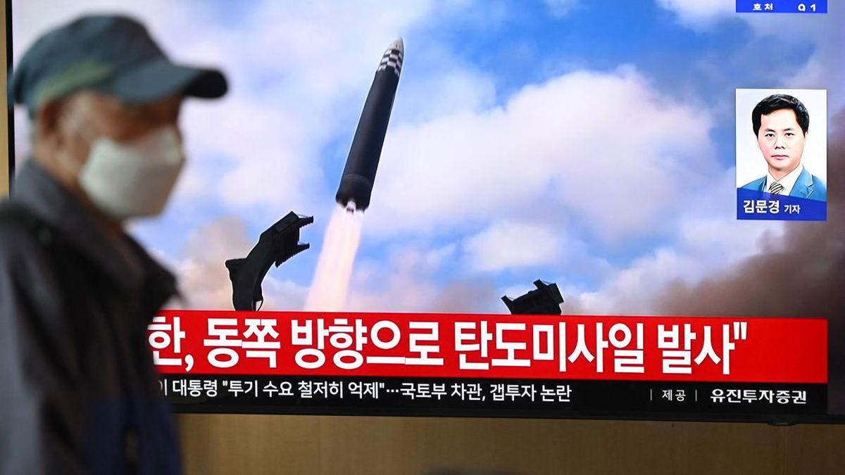 Korut Tembakkan Rudal Balistik Jelang Kunjungan Trump ke Korsel