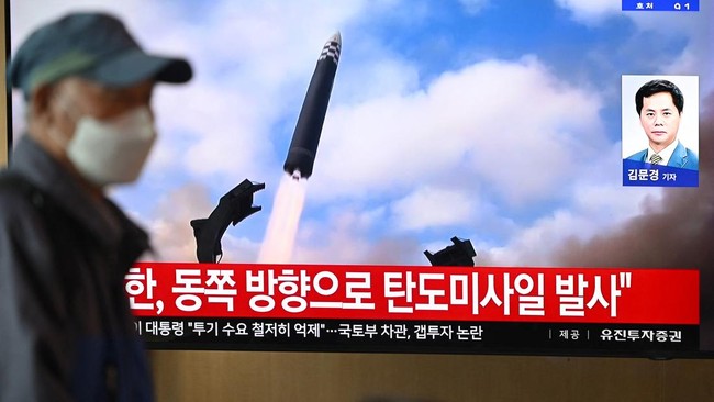 Korut Tembakkan Rudal Balistik Jelang Kunjungan Trump ke Korsel Korea Utara menembakkan sejumlah rudal balistik jarak pendek pada Rabu (22/10), sepekan menjelang kunjungan Presiden AS Donald Trump ke Korea Selatan.