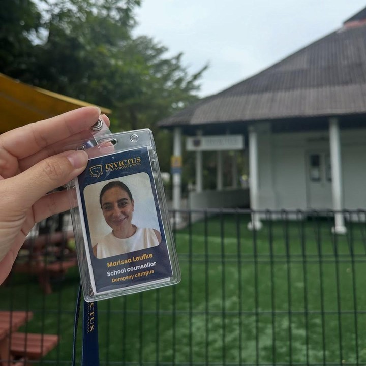 <p>Hal itu diketahui langsung dari <em>postingan</em> Marissa yang memperlihatkan kartu identitasnya sebagai konselor sekolah di INVICTUS International School. &ldquo;Sekarang liburan semester, menandai delapan minggu yang bermakna sebagai konselor sekolah,&rdquo; tutur Marissa, dikutip dari laman Instagram <em>@marissaln,</em> Rabu (22/10/2025).&nbsp;(Foto: Instagram@marissaln)</p>